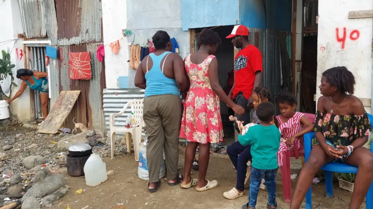 Ayuntamiento de Los Alcarrizos desaloja a 54 familias de escuela Freddy Beras Goico