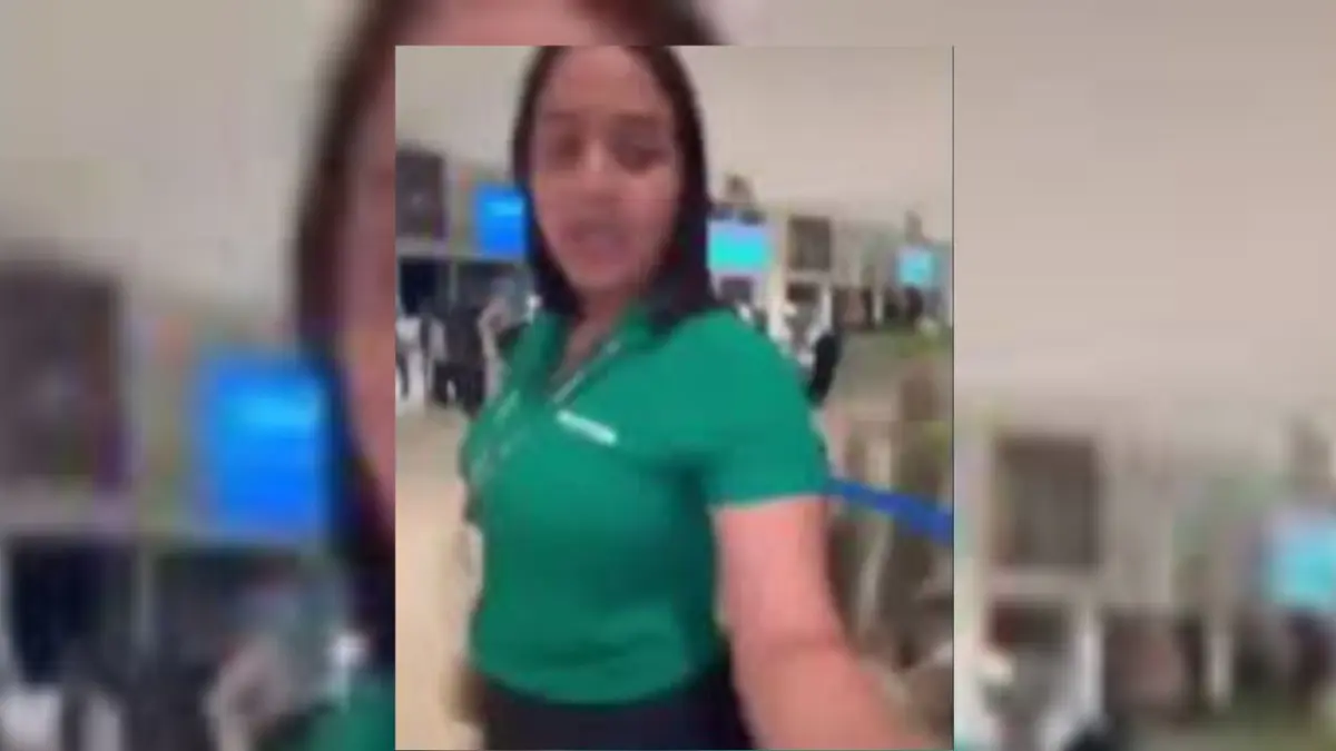 Empleada de aerolínea le rompe boleto a pasajera en aeropuerto