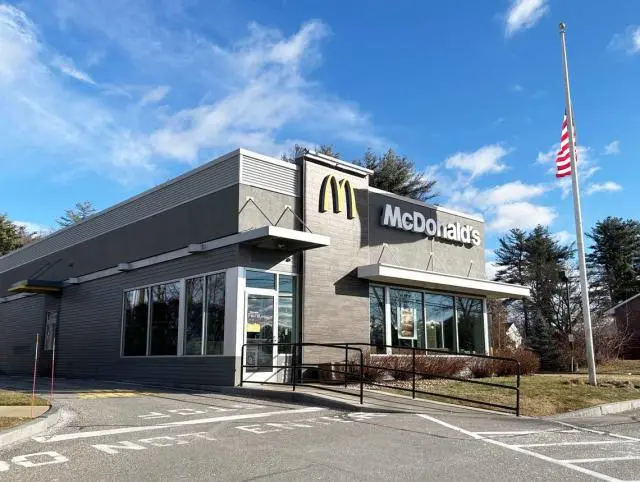 Demandan a McDonalds en EE.UU. por un programa de becas para estudiantes hispanos