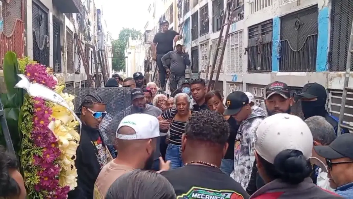 Dan último adiós a joven asesinado a tiros en Santiago; familiares exigen justicia