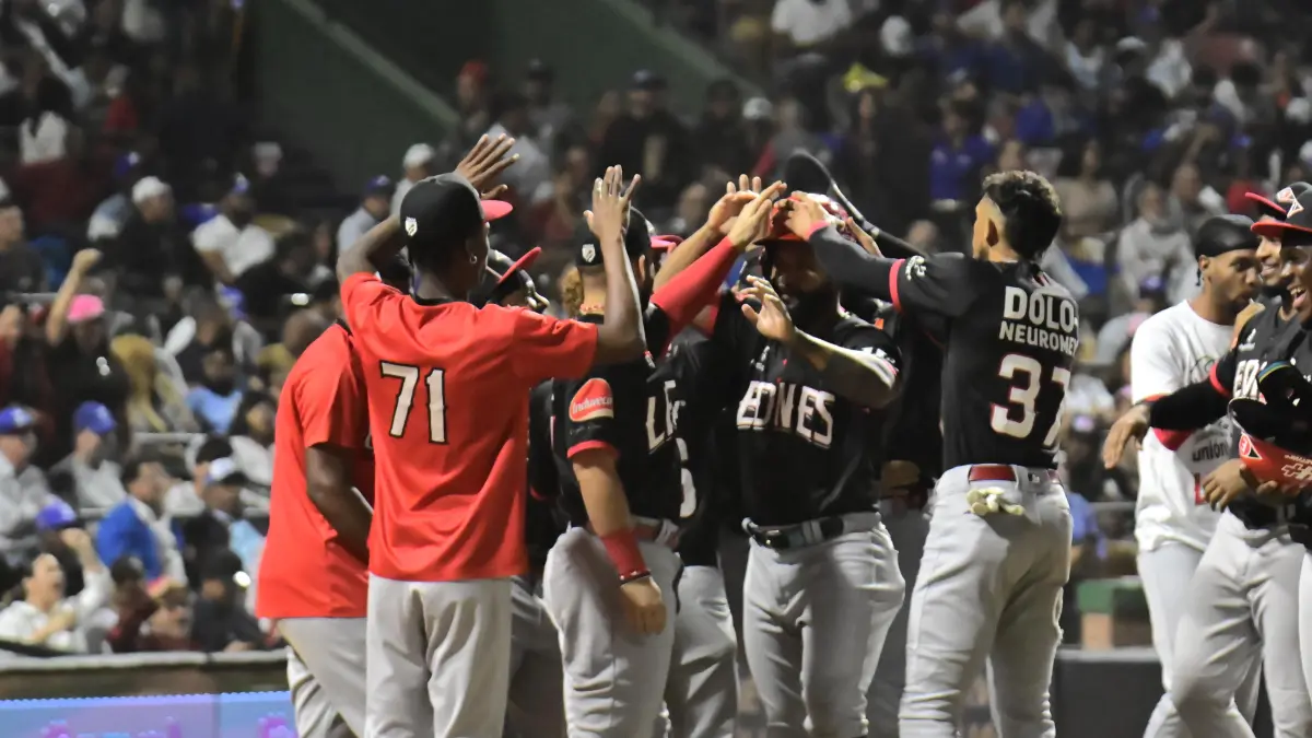 ¡A palos! Leones vencen 14-2 al Licey