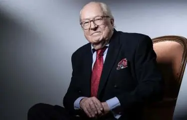 Al menos un millar de personas celebran en París la muerte de Jean-Marie Le Pen