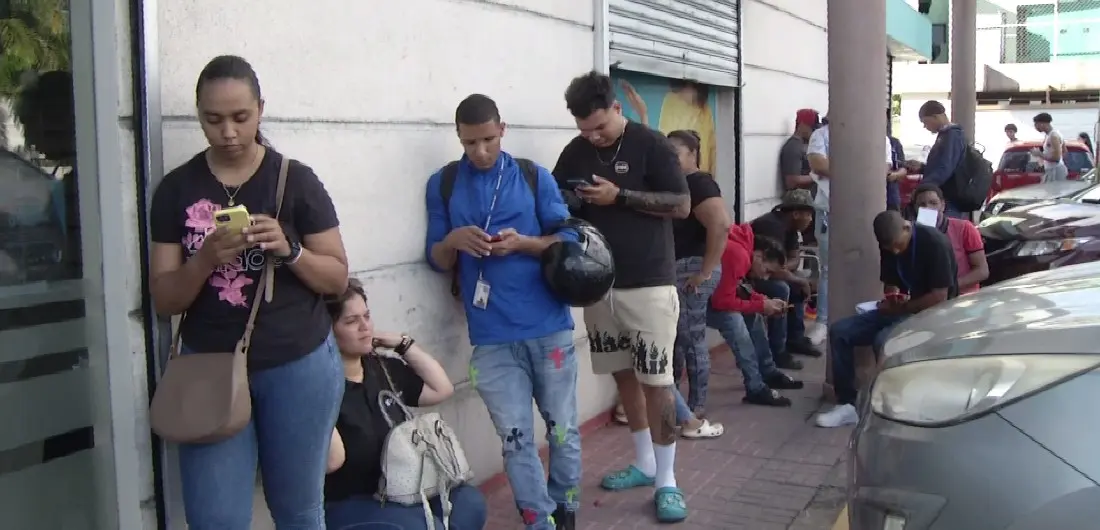 Cientos hacen filas para renovar marbete a última hora