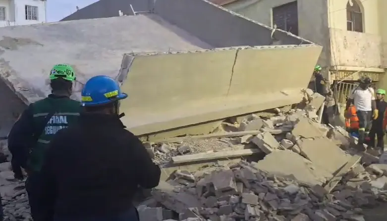 Derrumbe: rescatan dos personas y otras dos continúan bajo los escombros en La Romana