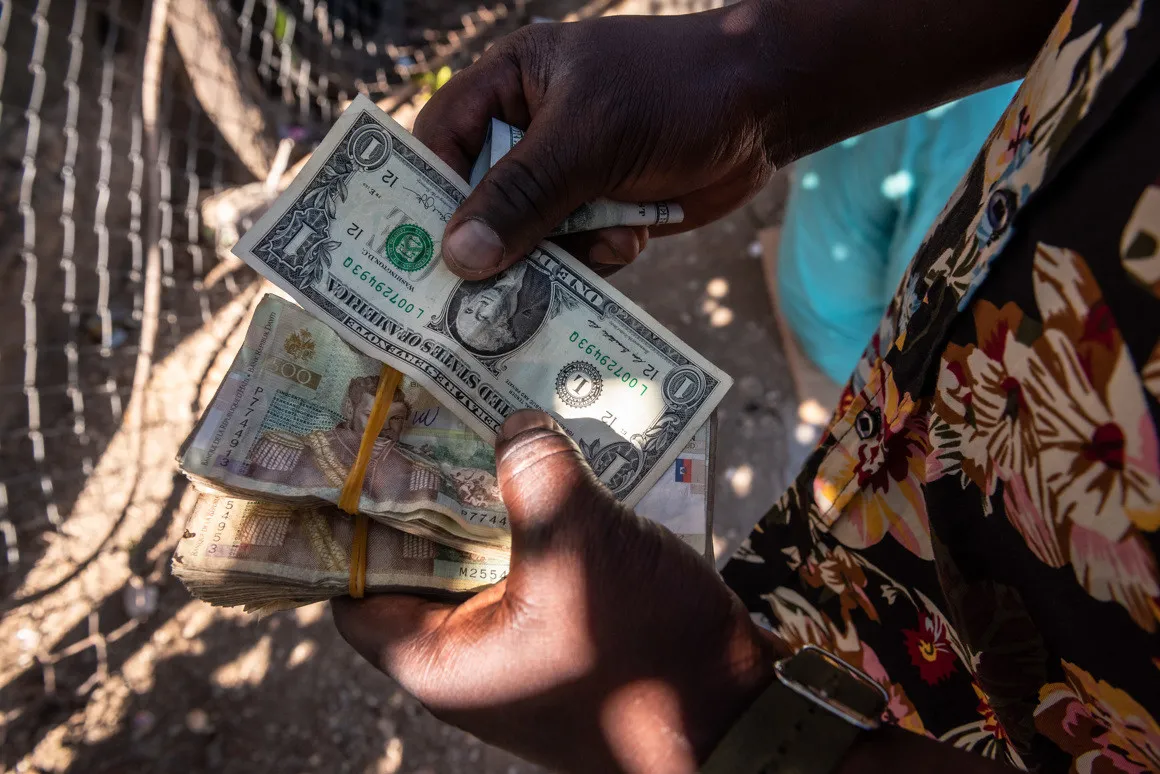Escasez de billetes agravan la situación económica en Haití