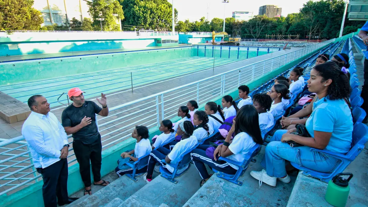 INEFI entrega kits de natación al Hogar Escuela Mercedes Amiama Blandino