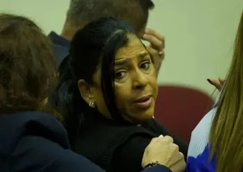 Madre de Arcángel se desmaya al escuchar la sentencia contra la acusada de la muerte de Justin