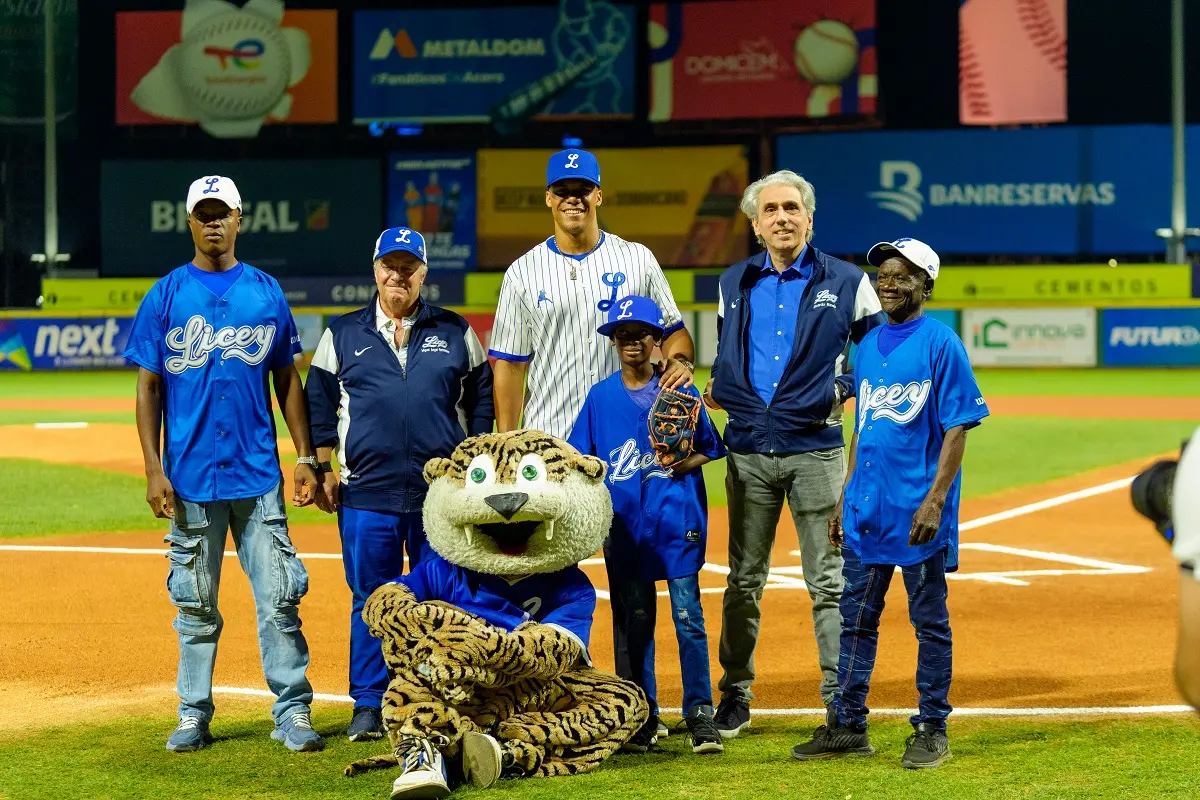 Licey y Juan Soto cumplen sueño del niño Leonardo Santana