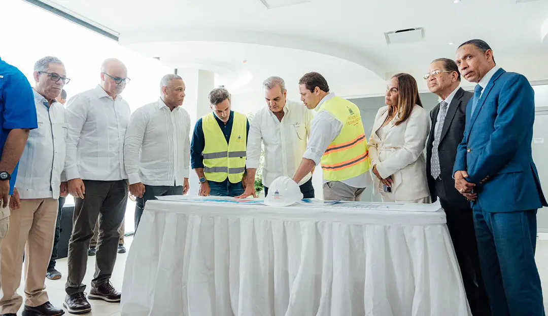 Abinader y Ministro Bonilla supervisan avances en construcción del Hospital San Vicente de Paúl en SFM