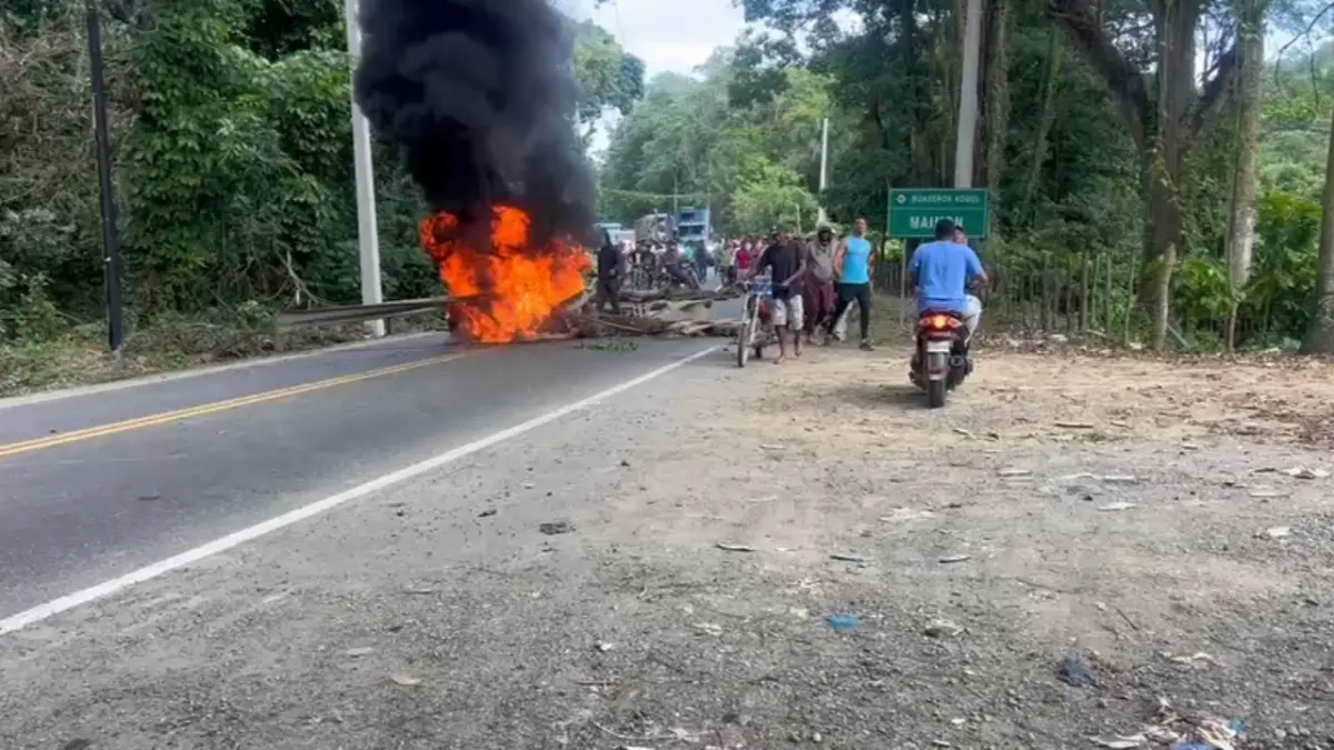 Protestan por apagones con quema de neumáticos y bloqueo parcial de carretera en Maimón