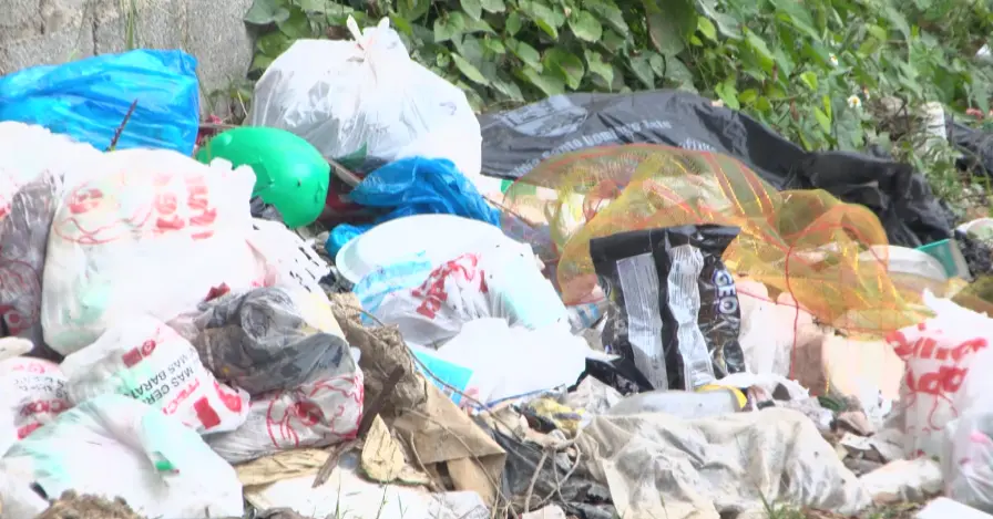 Una batalla diaria contra basura y calles en mal estado en Cancino Adentro de SDE