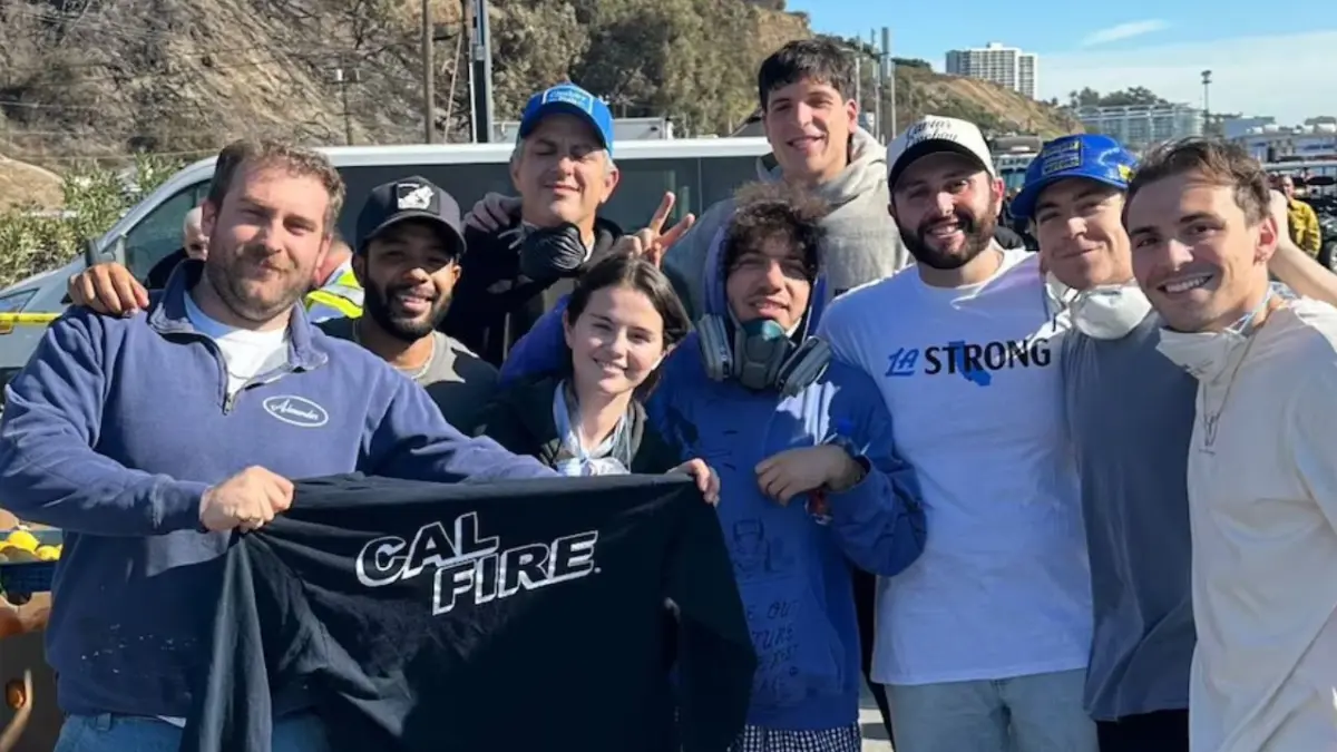 Selena Gómez y Benny Blanco llevaron alimentos y bebidas a los bomberos en Los Ángeles