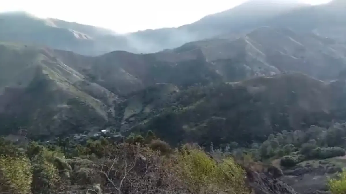 Sofocan incendio forestal en Constanza
