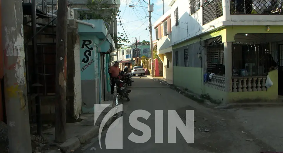 Pánico por avalancha de atracados a punta de pistolas en Barrio Landia de Los Alcarrizos
