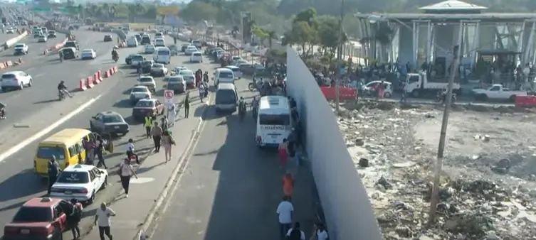 Buhoneros desalojados piden ser reubicados por el MOPC