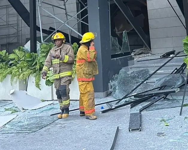 Explosión en torre de Piantini deja cinco heridos