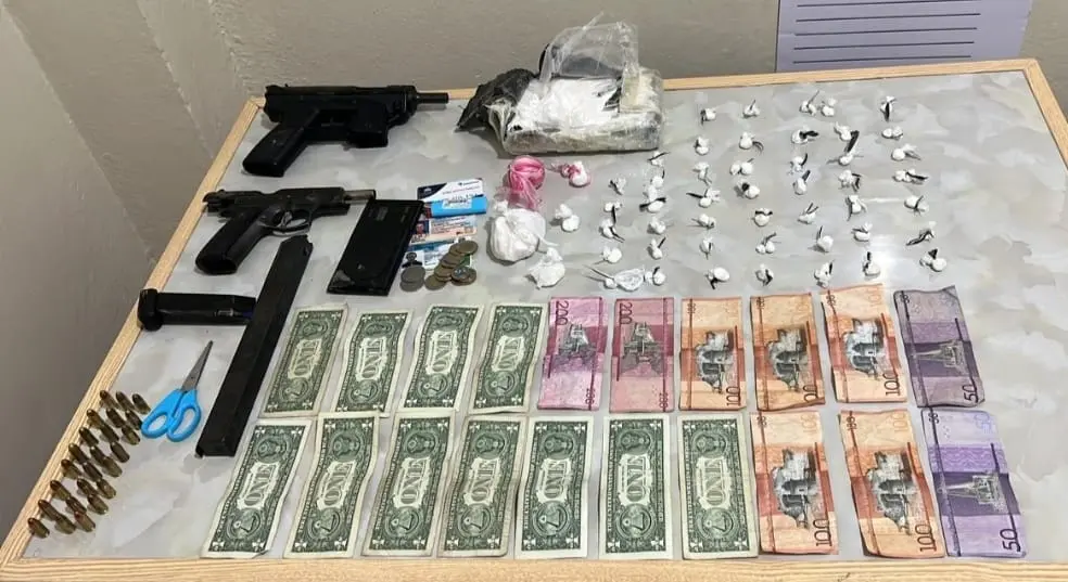 Ocupan armas y arrestan hombre acusado de operar en punto de drogas