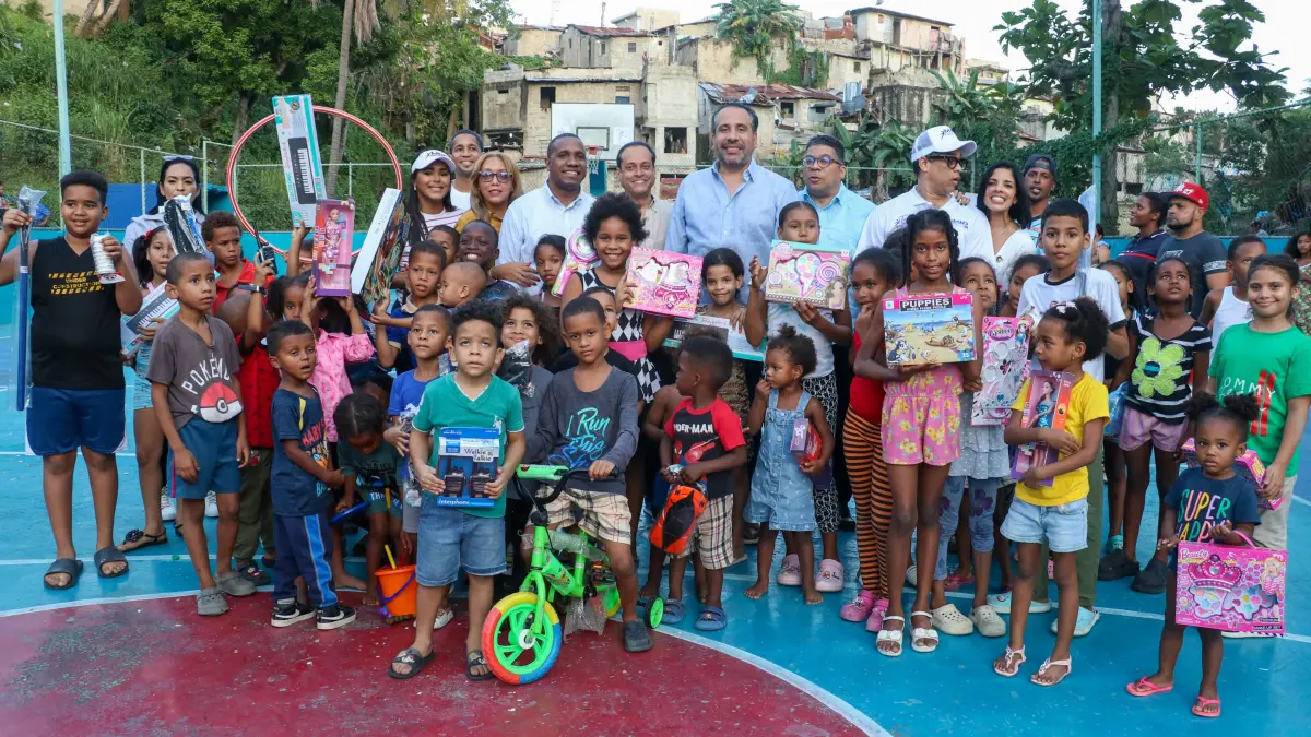 Alberto Rodríguez entrega juguetes a niños de escasos recursos en barrios vulnerables del DN