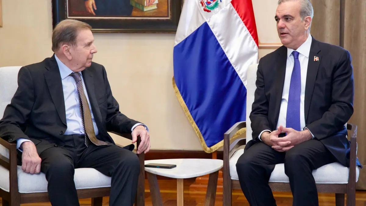 Edmundo llega al Palacio Nacional; asegura que “pronto” volverá a Venezuela