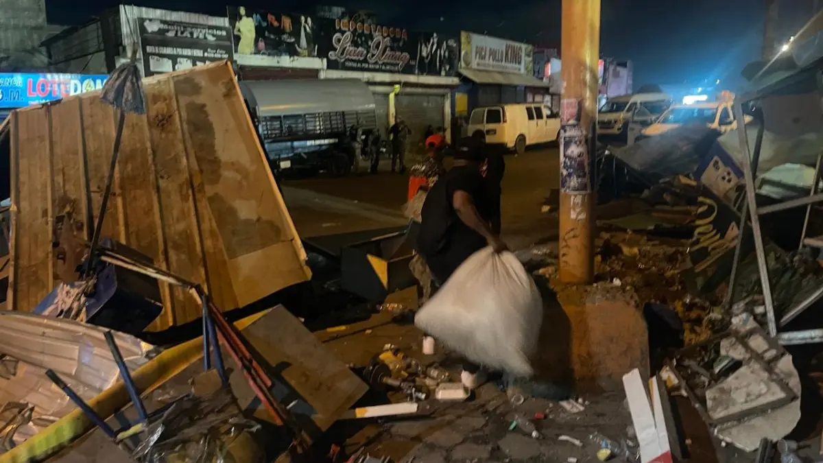 MOPC desaloja vendedores en el kilómetro 9 de la autopista Duarte