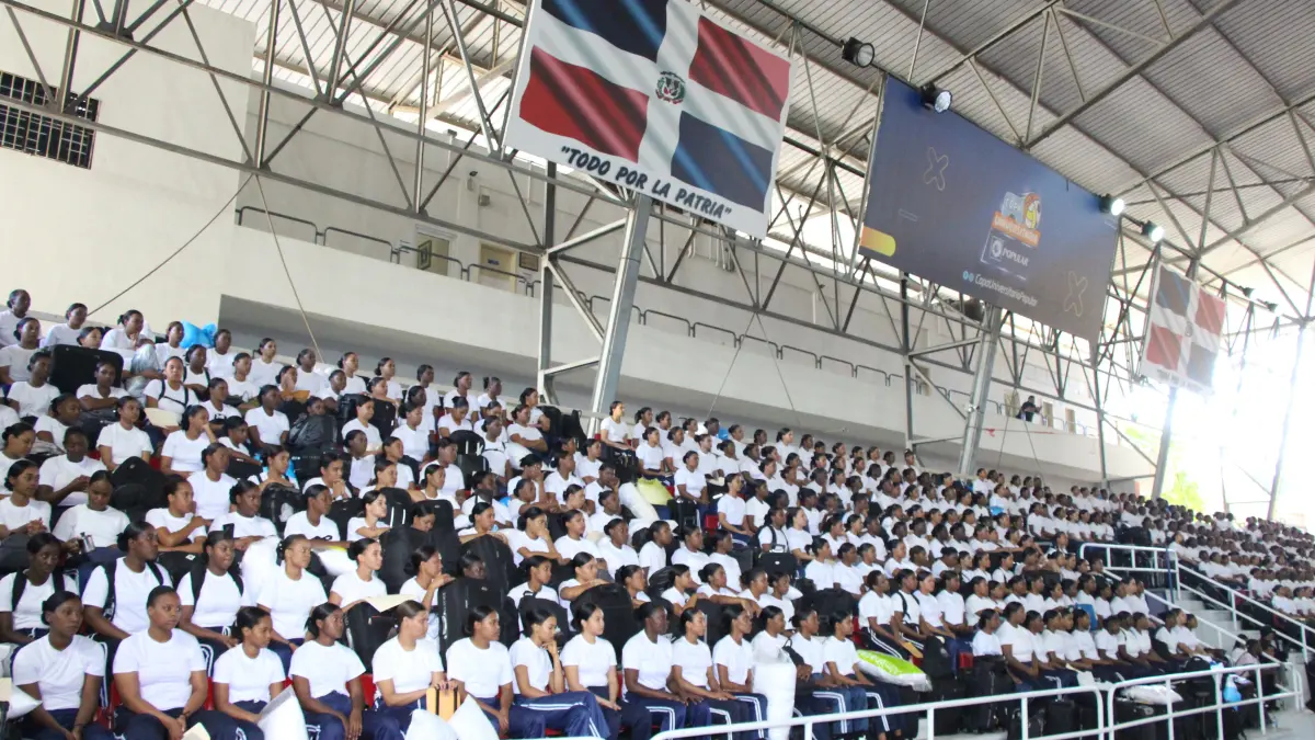 Faride dice que hoy es un día histórico, tras la incorporación de más de 900 aspirantes mujeres a la Policía