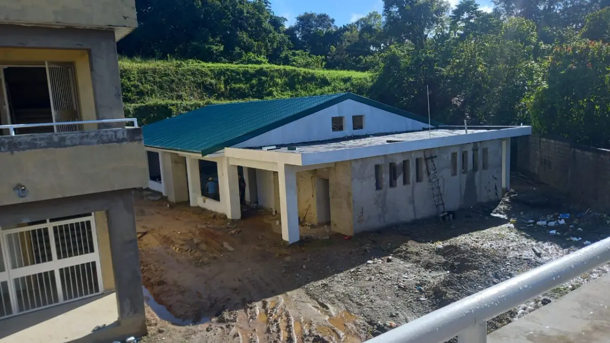 Minerd envía comisión a Tenares a evaluar escuelas que imparten docencia en funeraria y en una enramada