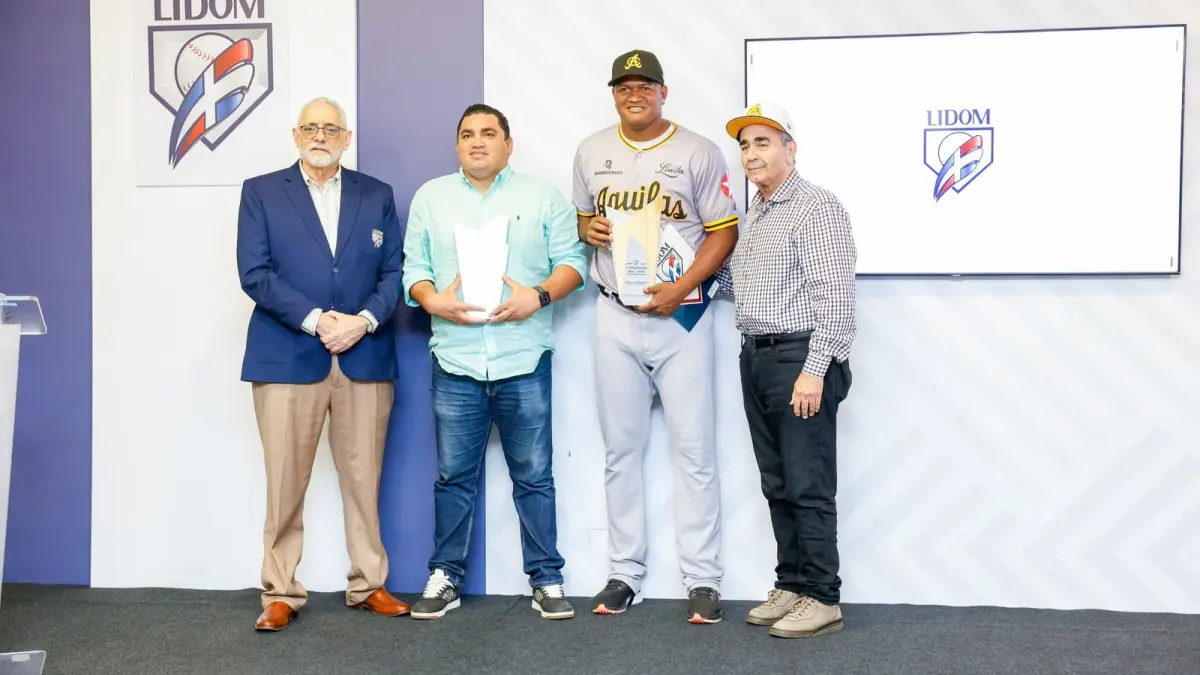 Enny Romero y Ángel Ovalles, premiados por LIDOM