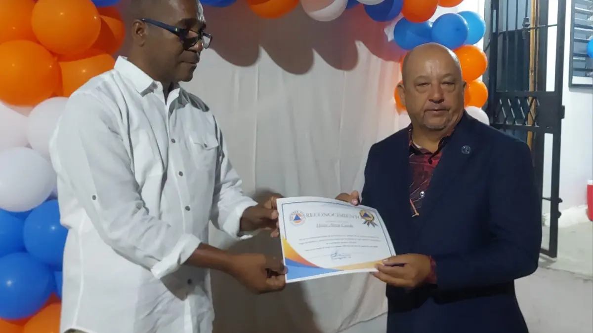 Defensa Civil en Azua reconoce a corresponsal de Noticias SIN, Héctor Abreu