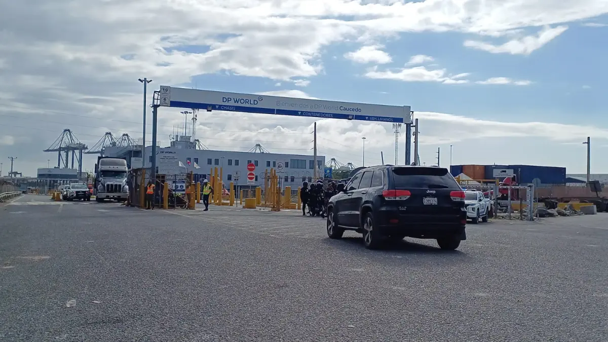 Choferes mantienen paro de labores en puerto de Caucedo