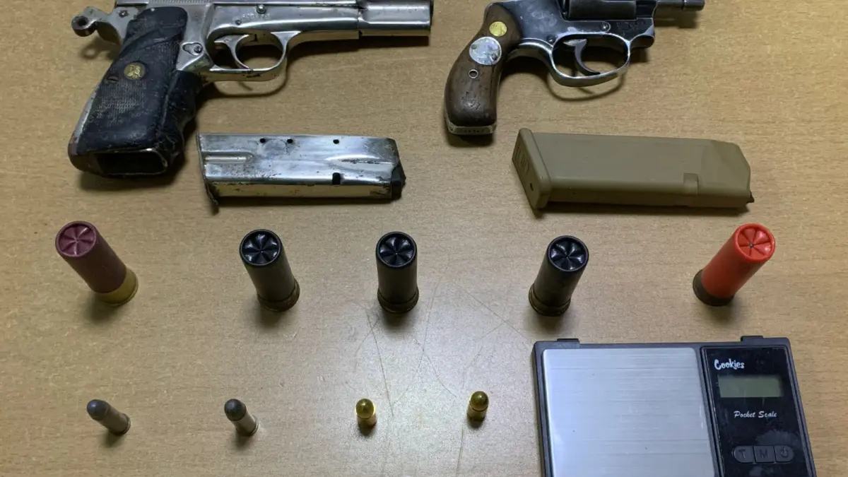 Autoridades recuperan pistola robada y ocupan revólver y municiones; detienen a cuatro personas en Santiago