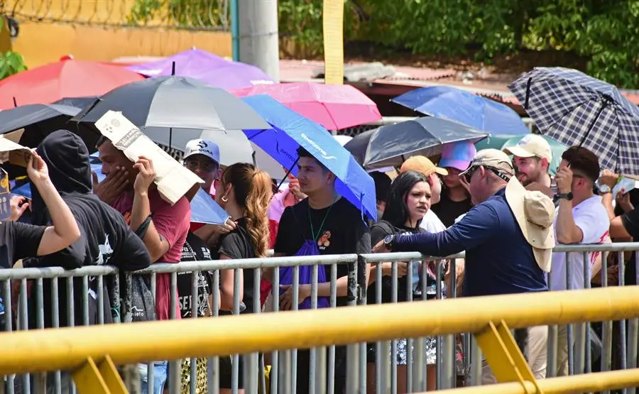 Los seguidores de Shakira desafían el sol de Barranquilla para verla de cerca en concierto