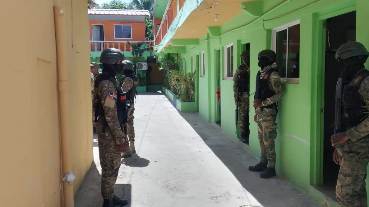Ejército y Migración requisan hotel en Montecristi, detienen indocumentados y ocupan porciones de sustancias narcóticas