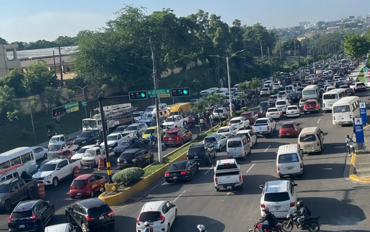 El caos en el tránsito en Santo Domingo: falta de soluciones agrava la movilidad en la capital