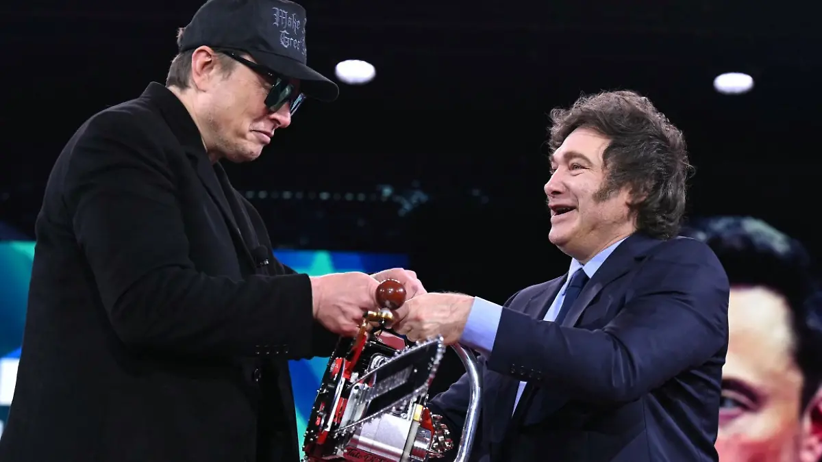 Javier Milei le regala a Elon Musk una motosierra en su encuentro en el foro conservador CPAC