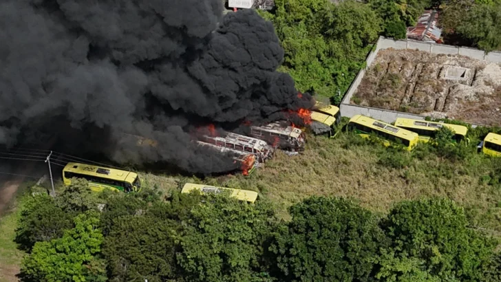 Sofocan incendio en almacén de chatarras de Caribe Tours; autoridades investigan la causa