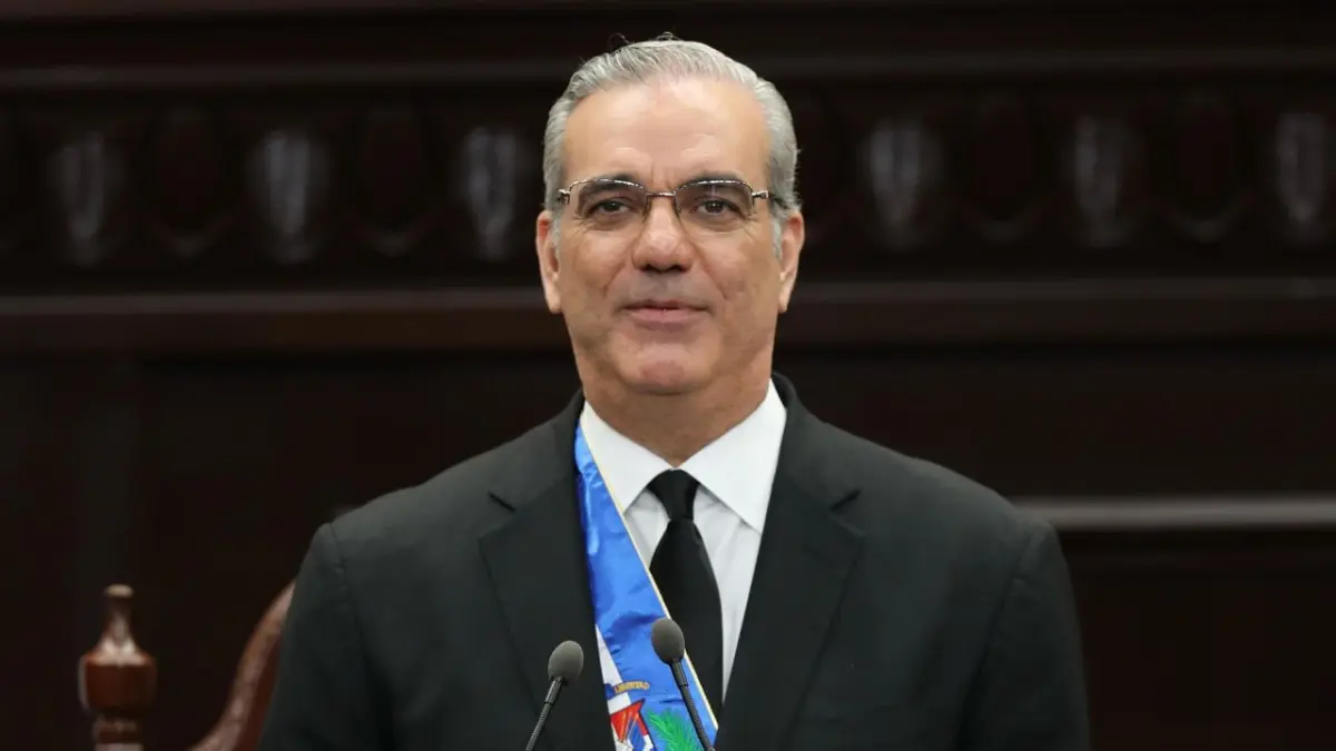 Fin del discurso de Abinader: entre la felicitación del presidente del Senado y los aplausos de Raquel