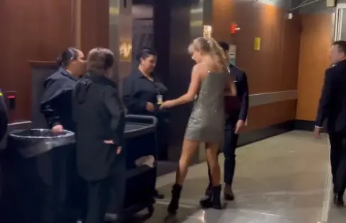 Captan a Taylor Swift dando propinas a trabajadores después de los Grammy