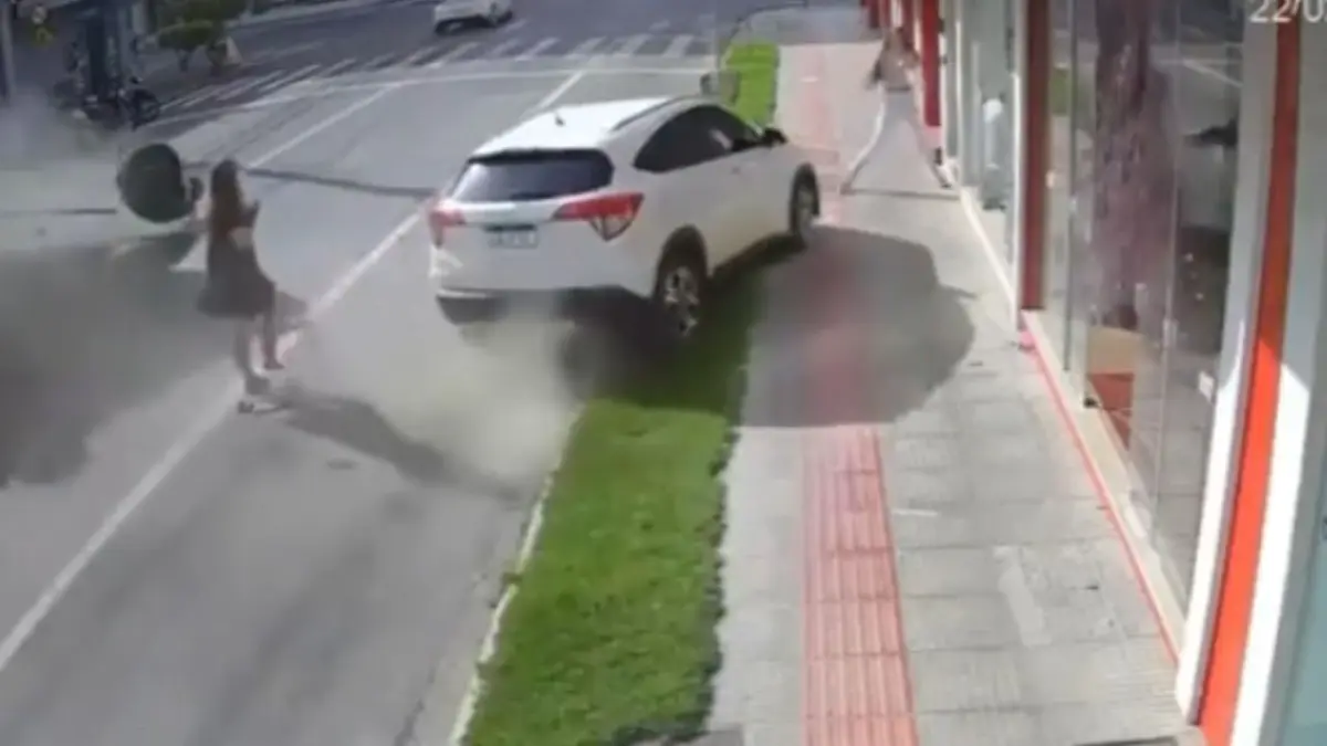 ¡Viva de milagro! Mujer se salva de ser atropellada en Brasil