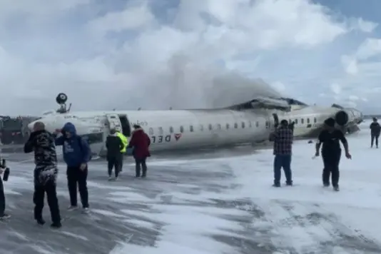 Un avión de pasajeros de Delta sufre accidente al aterrizar en Toronto