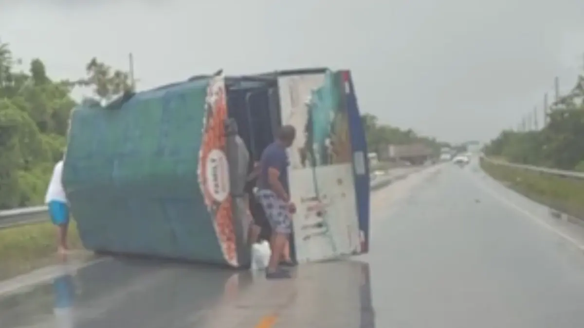 Se vuelca camión safari con turistas en el Boulevard Turístico del Este