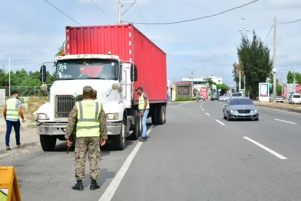 Choferes de camiones de carga rechazan restricción de tránsito por el Malecón de Santo Domingo