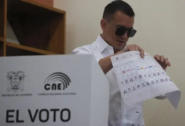 Primeros resultados alejan a Noboa de la posibilidad de ser reelegido en primera vuelta