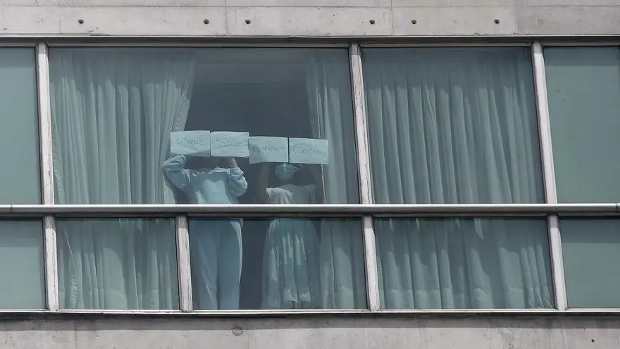 Panamá mantiene a 299 migrantes deportados de EEUU bajo custodia temporal en un hotel