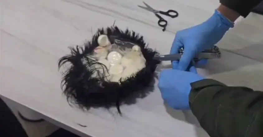 Capturan un hombre con cocaína en una peluca
