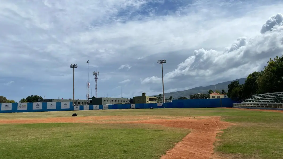 INEFI realiza operativo de mantenimiento en el Estadio de Béisbol Nadin Hazoury de Barahona