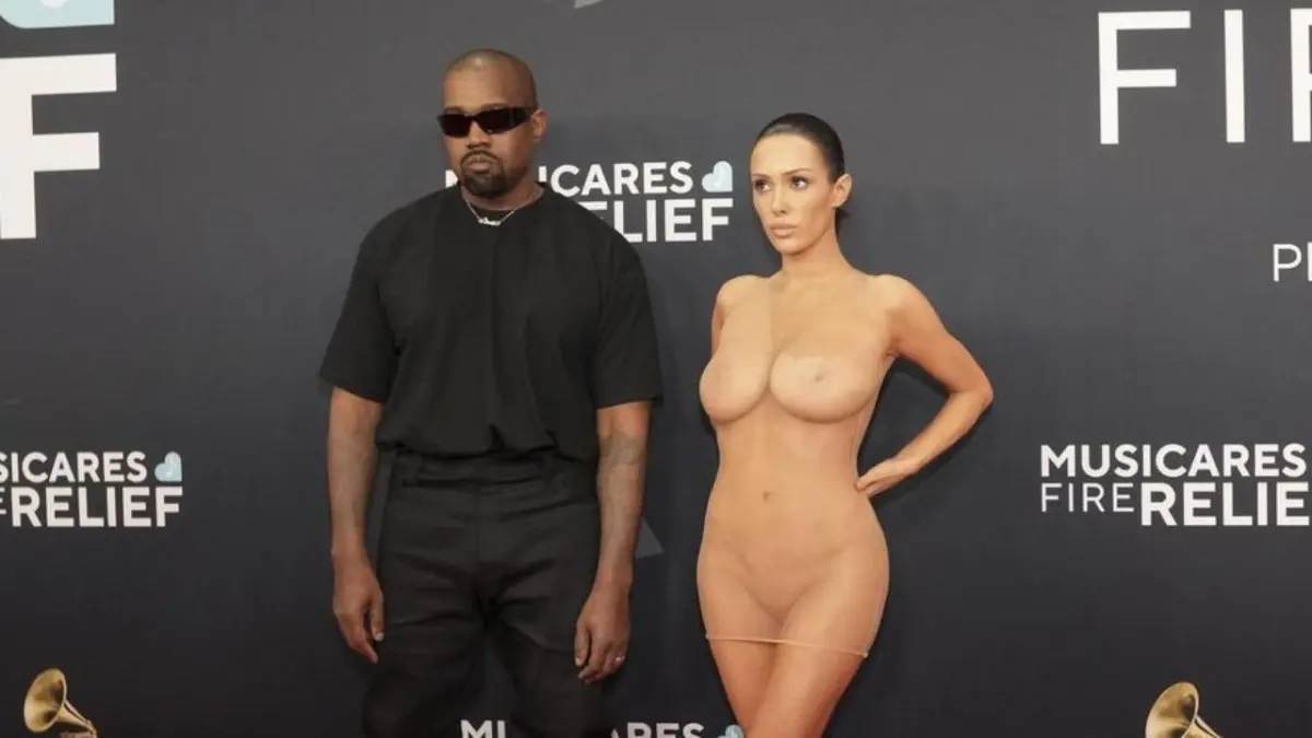 Kanye West y Bianca Censori sorprenden en los Grammy al posar ella casi desnuda