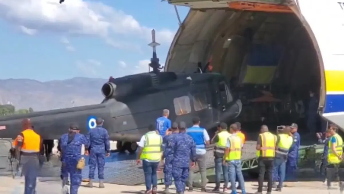 Gigantesco avión Antonov lleva helicópteros a Haití