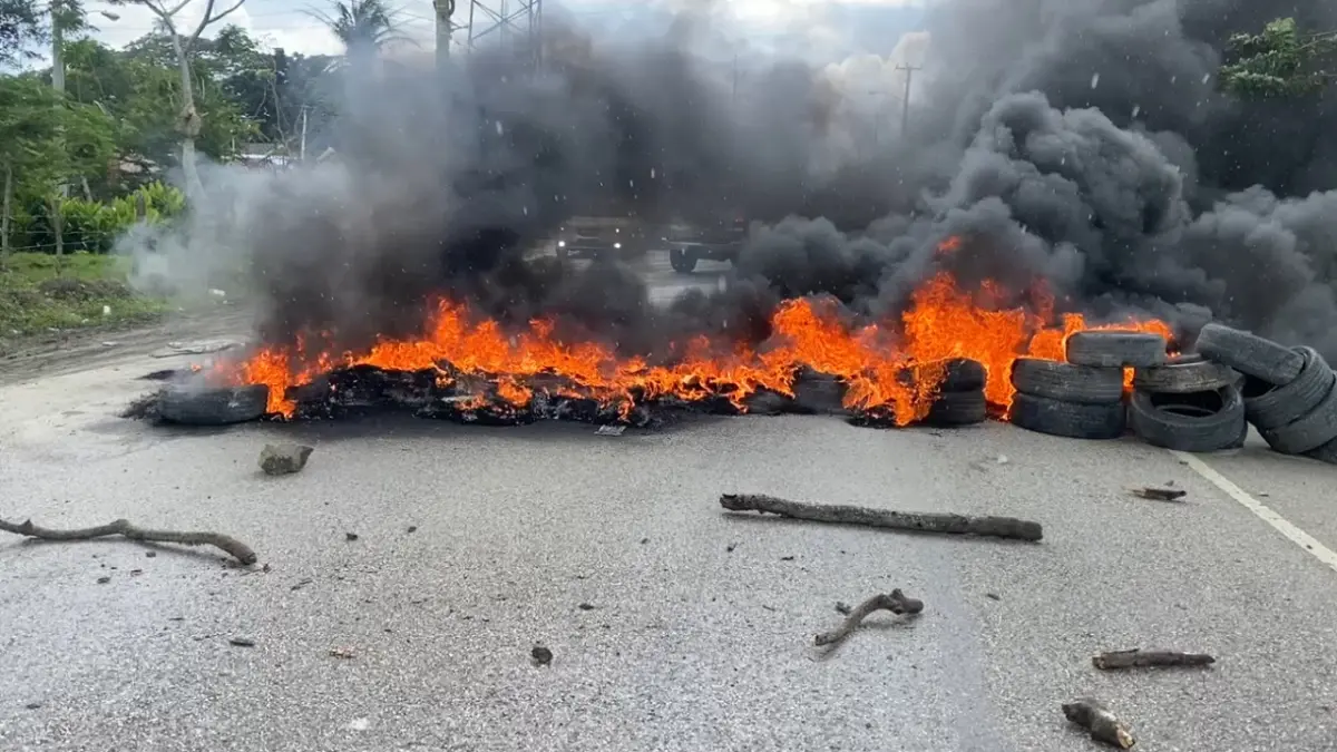 Comunitarios exigen intervención en calles deterioradas de Cenoví, SFM