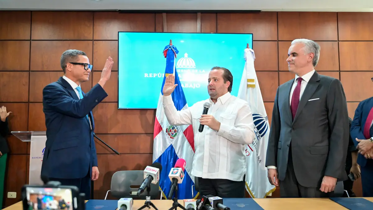 Ministro de la Presidencia juramenta a Eddy Olivares como Ministro de Trabajo