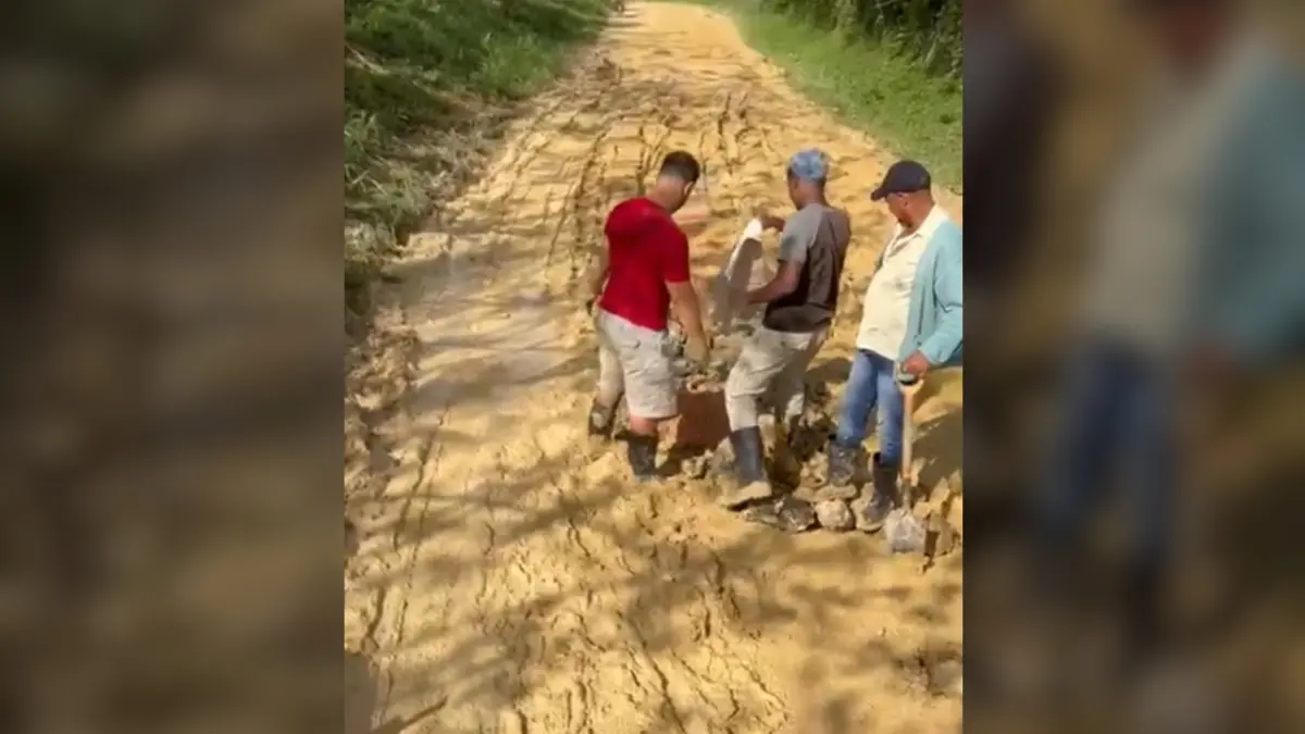 “Sacando lodo con pala”: residentes denuncian situación de sus caminos en La Mina de Nagua